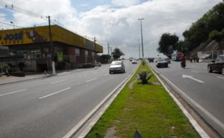 Motorista avança o sinal e atropela adolescente na faixa de pedestres em Vitória
