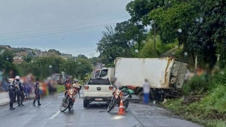 Motorista de caminhão tomba e é resgatado de helicóptero no Cabo