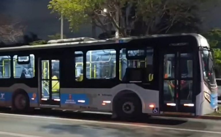 Motorista de ônibus mata passageiro a facadas na zona sul de SP