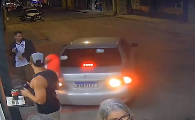 Mulher atropela clientes de distribuidora e foge sem prestar socorro em Vila Velha