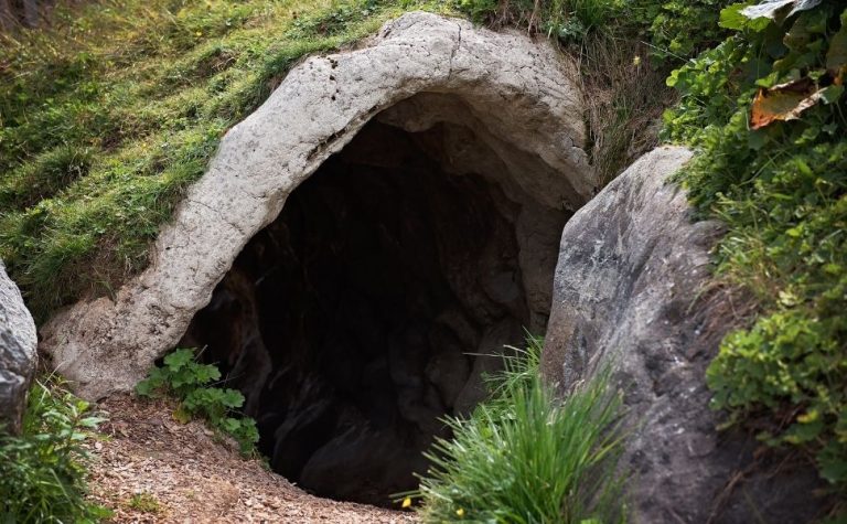 Mulher encontrada vivendo em caverna na Índia com as filhas retorna para a Rússia