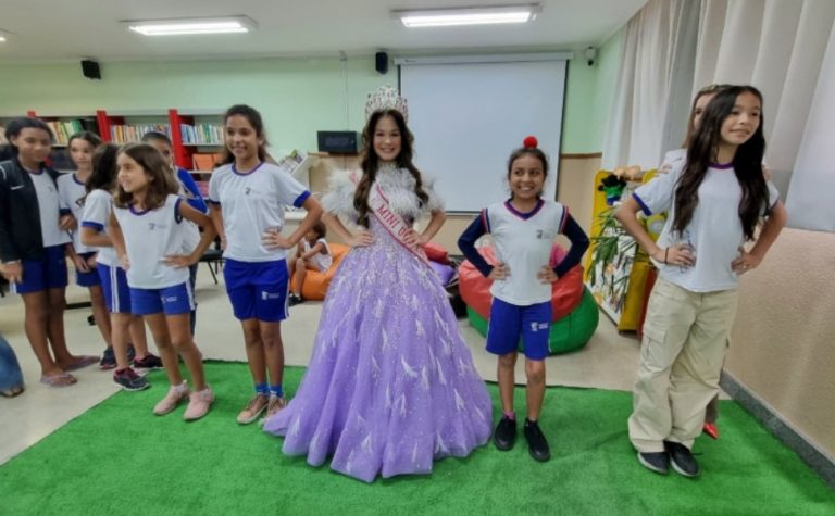 “Nada é impossível”, diz Mini Miss Universo 2025 em visita a escola de Vitória