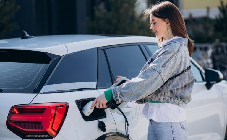 Nova diretriz traz regras para carregadores de carro elétrico em condomínios