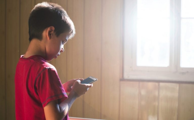 O que muda para pais e filhos com novas regras de redes sociais