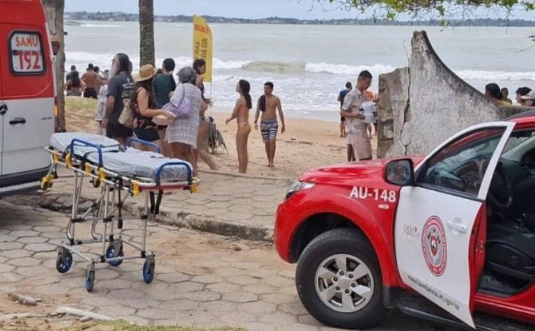 Onze banhistas são arrastados por correnteza e resgatados em Guarapari