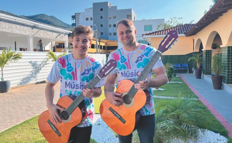 Orquestra e corais do Peru e da Colômbia nas montanhas