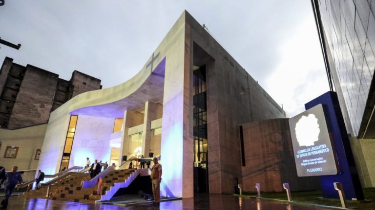PEC da Blindagem estende imunidades criminais a deputados estaduais e distritais