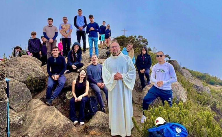 Padre celebra missa no alto do Pico da Bandeira no ES