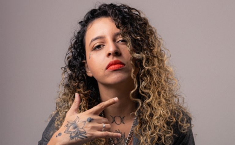 Paula Maddi e seu canto contra o preconceito