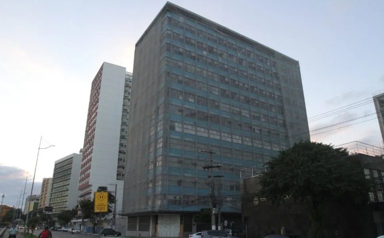 Famílias ocupam prédio do antigo TRT em Vitória
