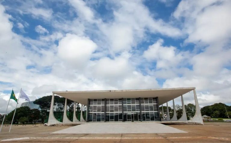 Polícia do Senado faz varredura com cão farejador e agentes usam drone no STF