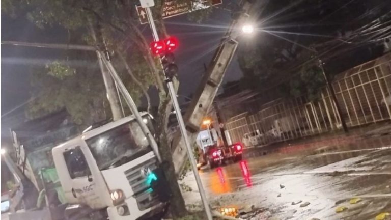Poste de alta tensão cai e interdita Avenida Abdias de Carvalho nesta sexta-feira