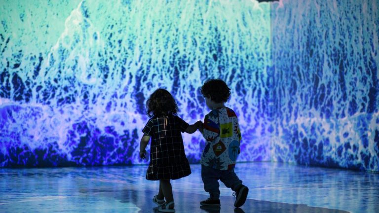 Recife recebe exposição imersiva em carreta multimídia sobre os oceanos