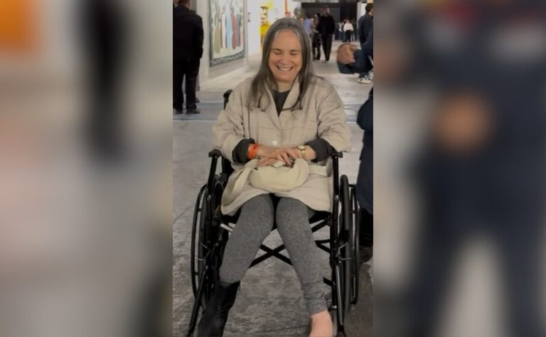 Regina Duarte tranquiliza fãs após aparecer de cadeira de rodas em evento
