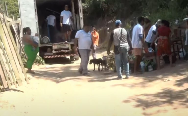 Reintegração de posse começa e famílias são obrigadas a deixar casas em Vila Velha