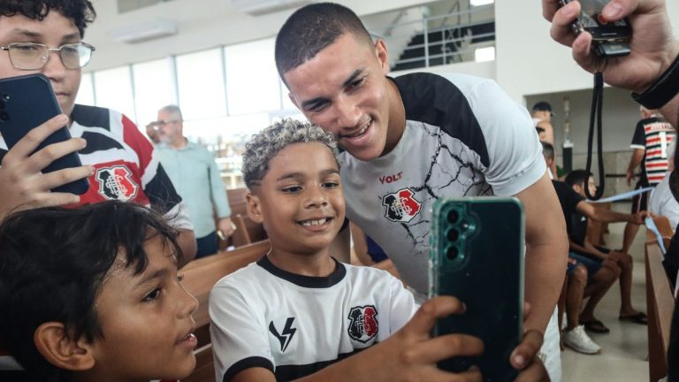 Santa Cruz sobe o morro para agradecer a conquista do acesso à Série C