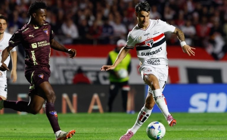São Paulo se rende, perde para LDU e cai na Libertadores com ofensas a Casares