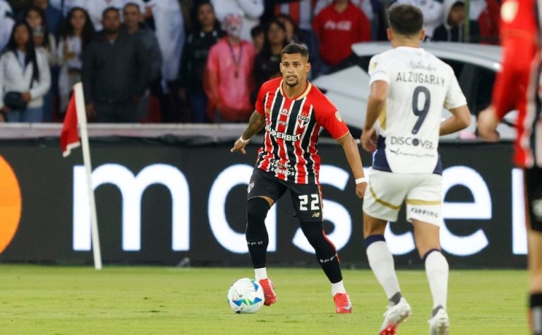São Paulo vacila demais, perde da LDU e se complica na Libertadores