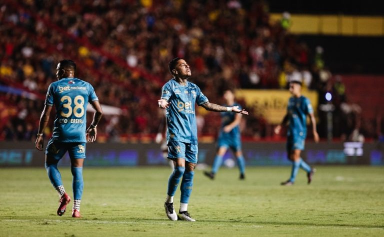 Sport supera gols anulados, bate o Corinthians e vence 1ª como mandante
