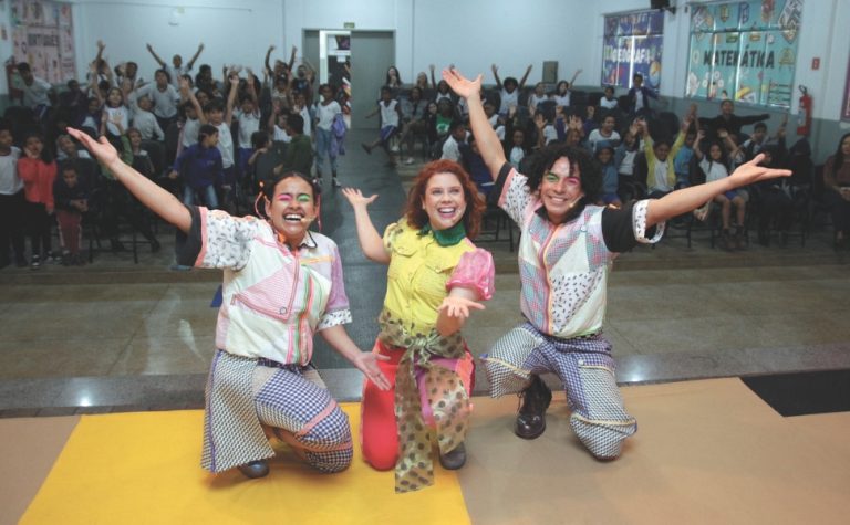 Teatro leva educação financeira a escolas públicas de Vitória e Serra