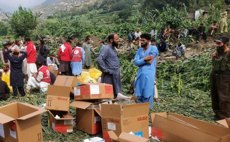 Chega a 800 o número de mortos em terremoto no Afeganistão