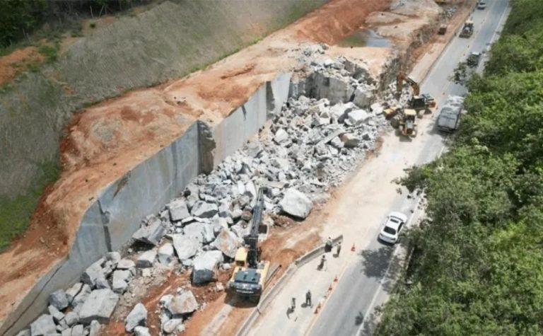 Trecho da BR-101 fica totalmente interditado para corte de rochas na Serra