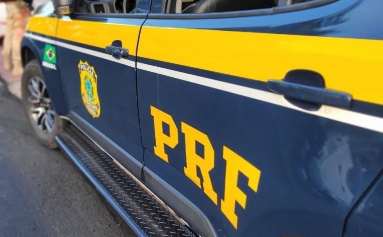 Carreta tomba, mata motorista e interdita totalmente trecho da BR-101 no Sul do ES