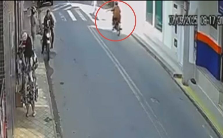 VÍDEO | Motociclista atropela idoso em faixa de pedestres e foge em Colatina