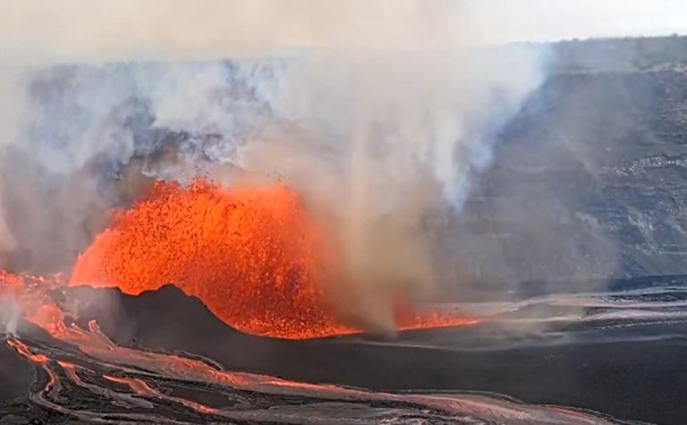 Vulcão Kilauea, no Havaí, entra em erupção e lança lava a 100 metros de altura