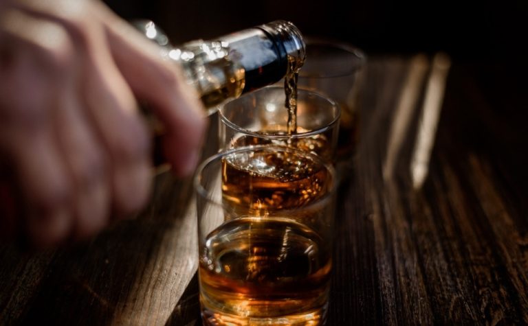 AGU notifica Meta por venda de produtos usados na falsificação de bebidas