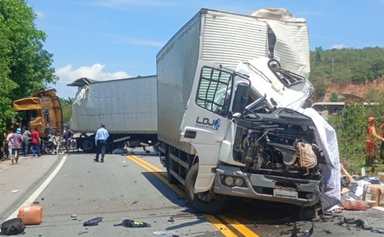 Acidente entre duas carretas deixa um morto e um ferido em rodovia no ES
