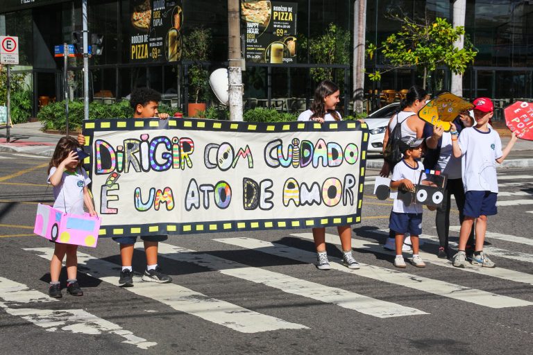 Alunos fazem campanha de educação no trânsito