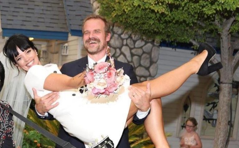Amante de David Harbour se pronuncia após ser exposta em álbum de Lily Allen