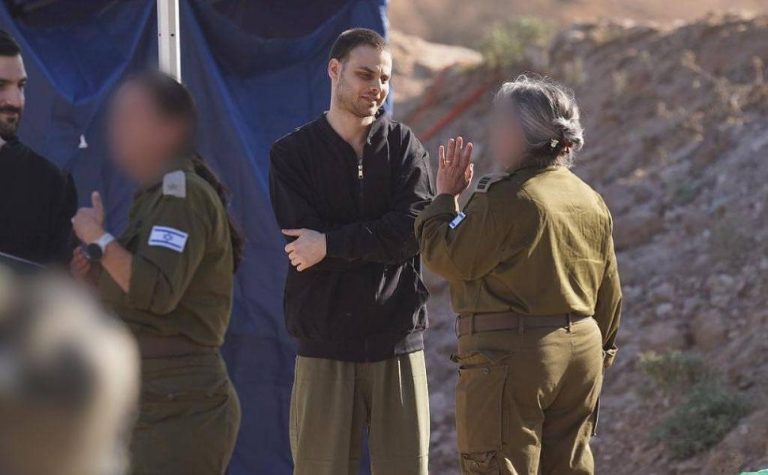 Após dois anos de guerra, Hamas devolve a Israel 20 reféns vivos