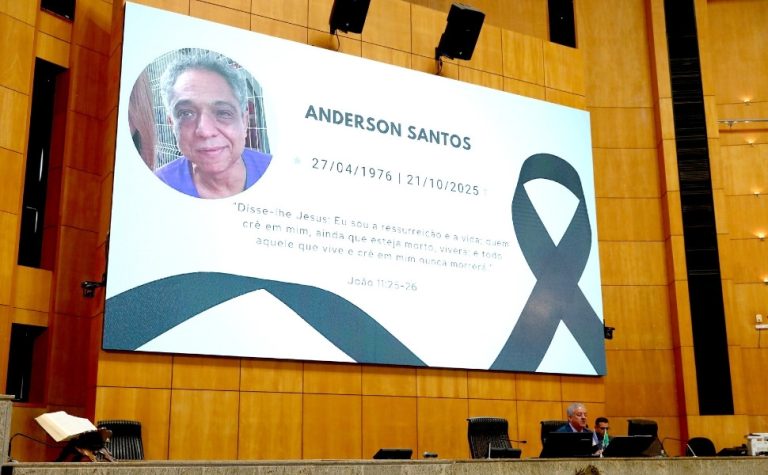 Após morte de irmão do presidente da ALES, deputados prestam homenagem