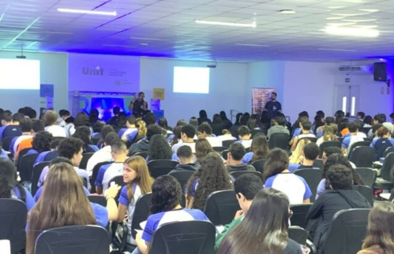 Aulão gratuito vai orientar 300 estudantes do Recife para o Enem