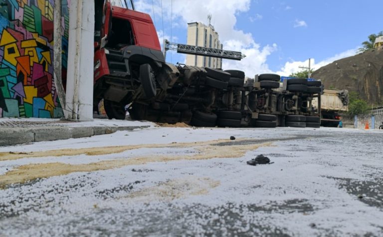 Saiba como está a situação na Curva do Saldanha após carreta tombar