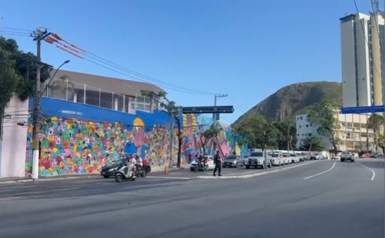 Avenida Vitória é liberada após interdição causada por tombamento de carreta