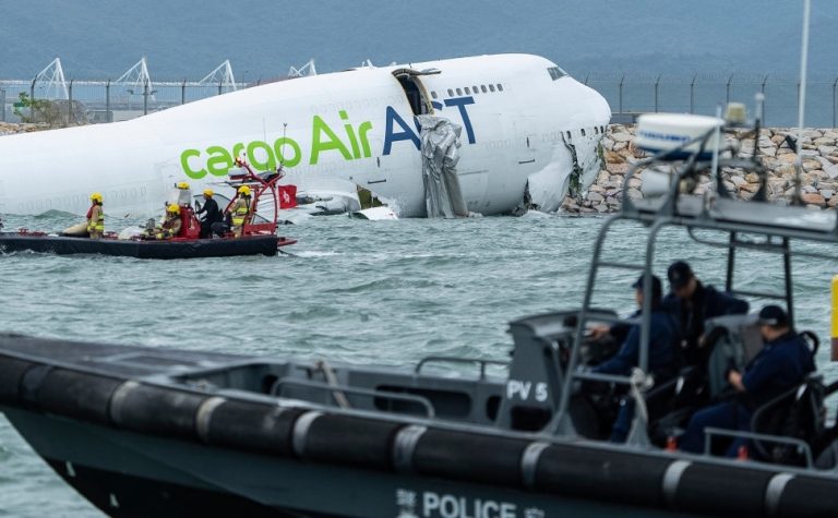 Avião cargueiro cai no mar e duas pessoas morrem em Hong Kong