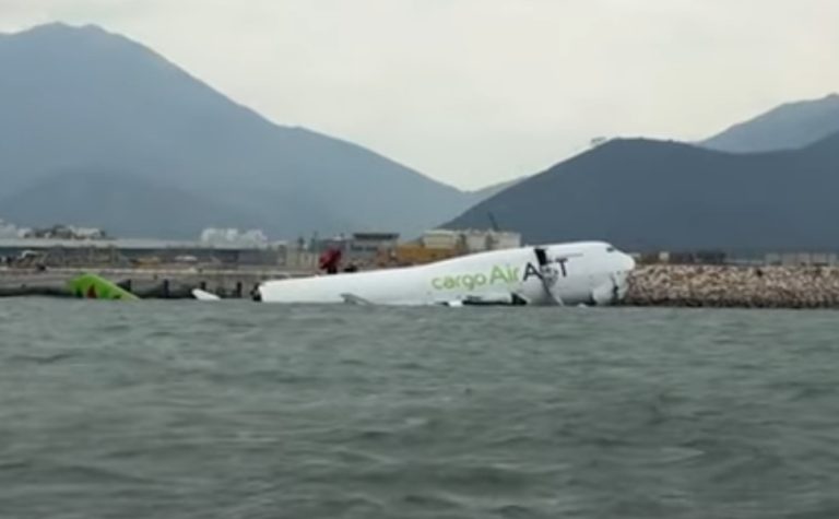 Avião de carga derrapa, cai no mar ao pousar em Hong Kong, e 2 pessoas morrem