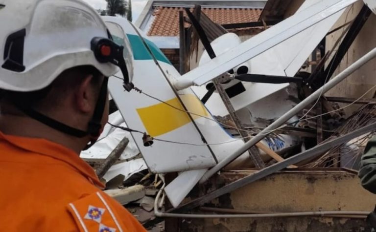 Avião de pequeno porte cai sobre casa em Goiânia