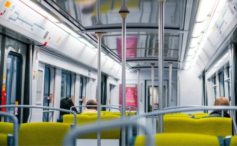 Brasileira sofre ataque e tentativa de estupro em trem na periferia de Paris