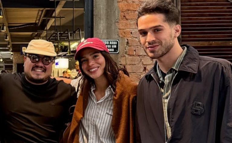 Bruna Marquezine e João Guilherme surgem juntos em foto com chef de restaurante