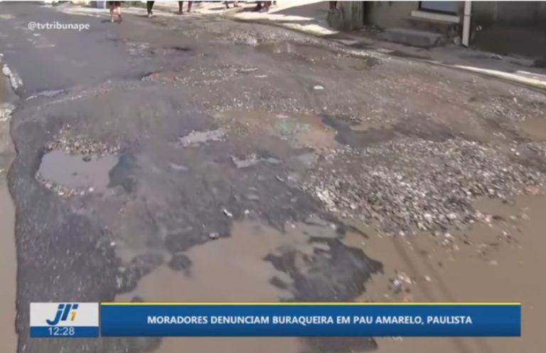 Buracos e alagamentos dificultam passagem de veículos na Rua Vietnã, em Pau Amarelo