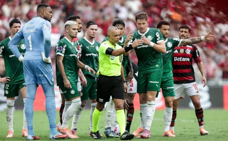 CBF divulga áudio do VAR nas reclamações do Palmeiras: ‘Encontrão’ e ‘sem impacto’