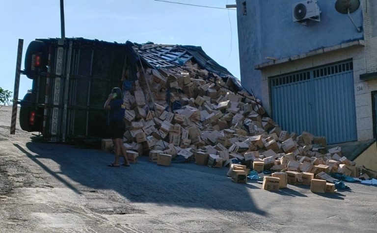 Caminhão carregado com sacolas tomba e bloqueia rua de Cariacica