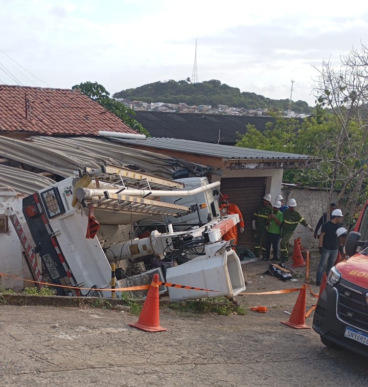 Caminhão da Neoenergia desce ladeira desgovernado e atinge residência em Olinda
