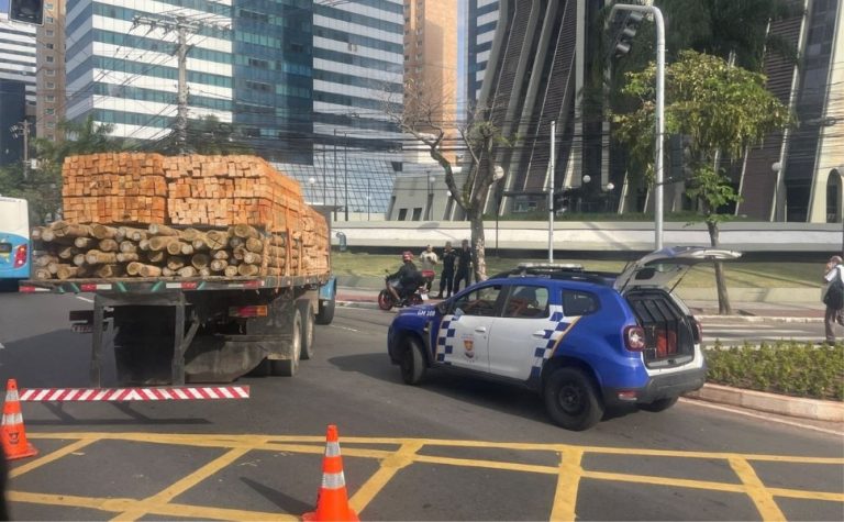Caminhão interdita duas faixas de avenida e complica trânsito em Vitória