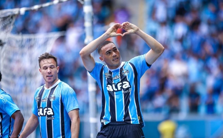 Carlos Vinícius faz três, Grêmio se reabilita e afunda o Juventude no Brasileirão