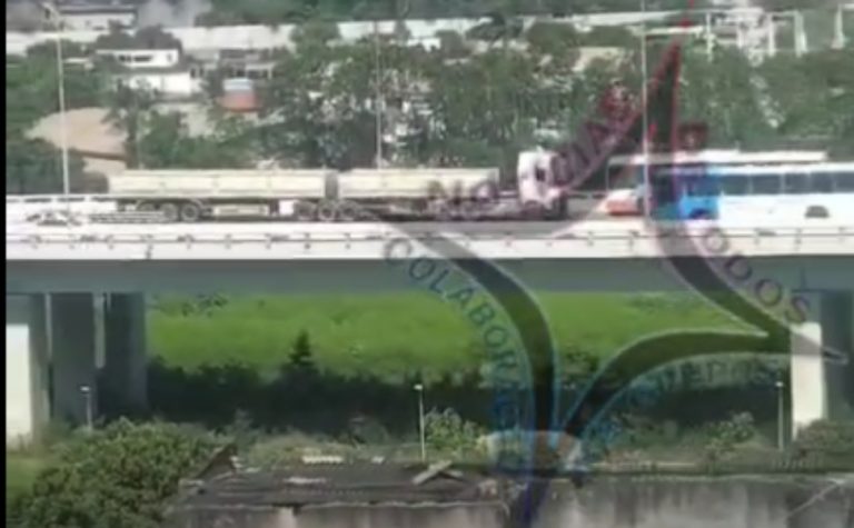Carreta sobe pela contramão na 2ª Ponte e trava trânsito em Vitória